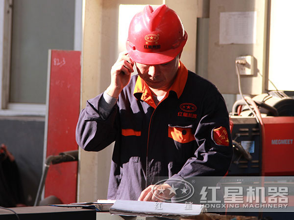 車間師傅在核對(duì)紀(jì)錄中