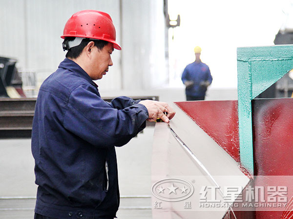 技術(shù)工人在測(cè)量工作中
