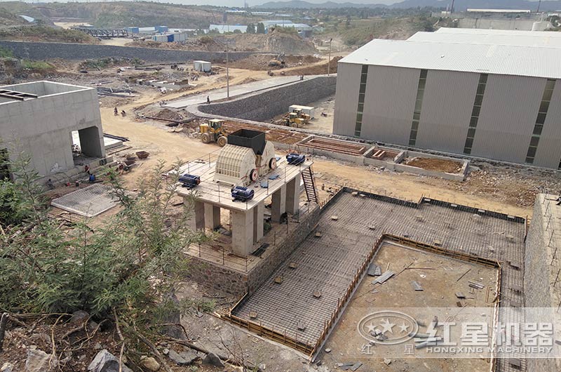 錳礦破碎現(xiàn)場搭建中