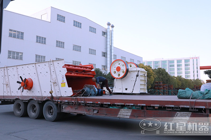 頭破設(shè)備顎式破碎機發(fā)貨現(xiàn)場