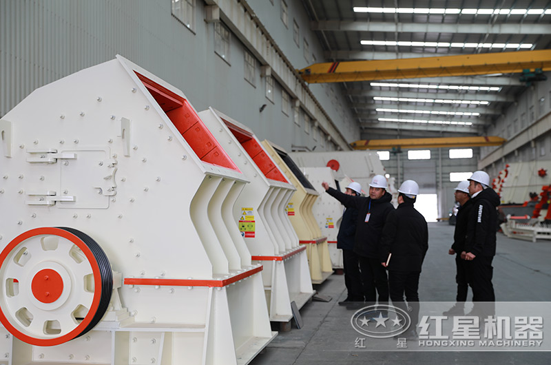 客戶來廠參觀鵝卵石錘破機(jī)