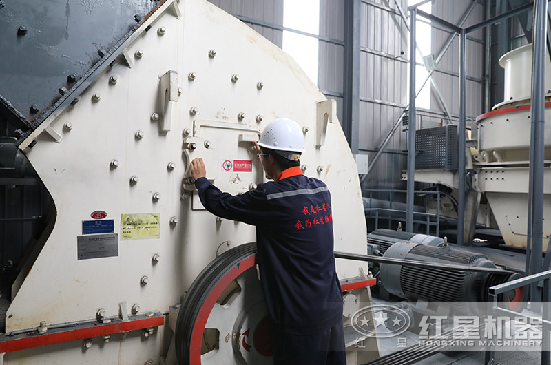 技術(shù)員在檢查錘破機設備中